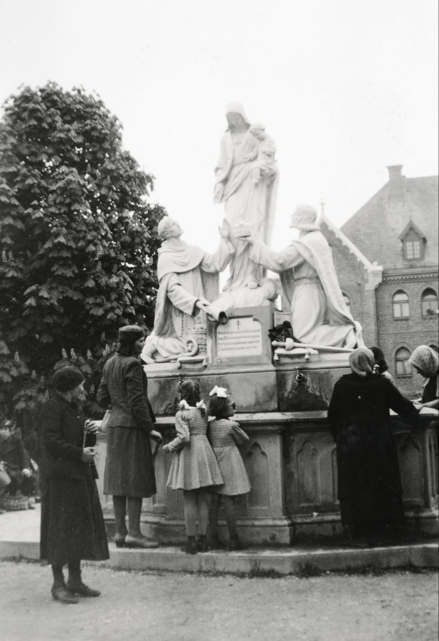 1942